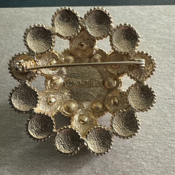 1973 Vintage Sarah Coventry Gold Tone, Domed Brooch/Pin W/many White FAUX Pearls - Picture 3 of 4